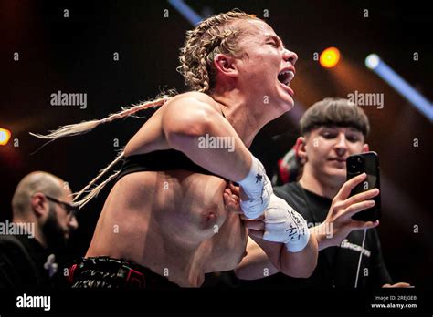 daniela hemsley|Kingpyn Boxing results: Daniella Hemsley flashes audience after .